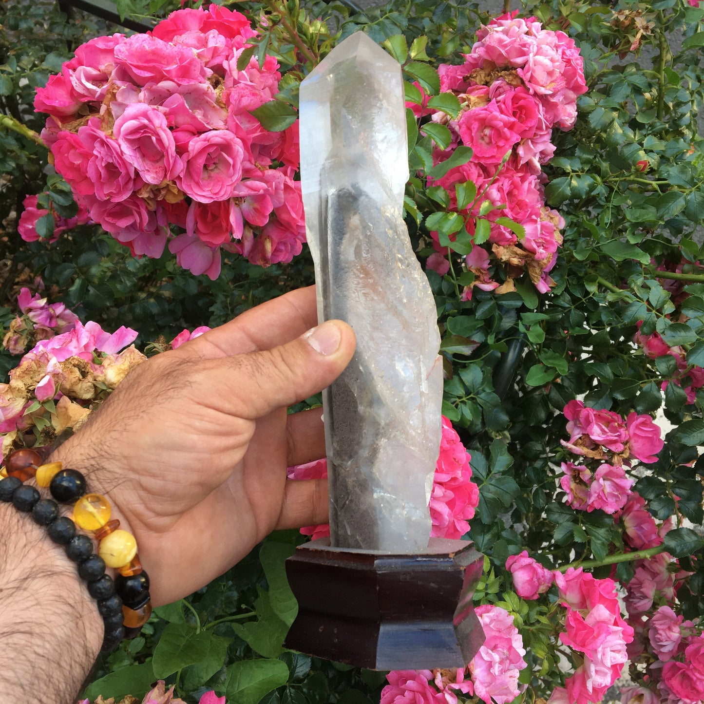 Quartz/ Cristal de roche 'Fantôme', pièce naturelle sur socle en bois, 20 cm de hauteur x 5 de diamètre - 830 grammes. Magnifique spécimen et très puissant !