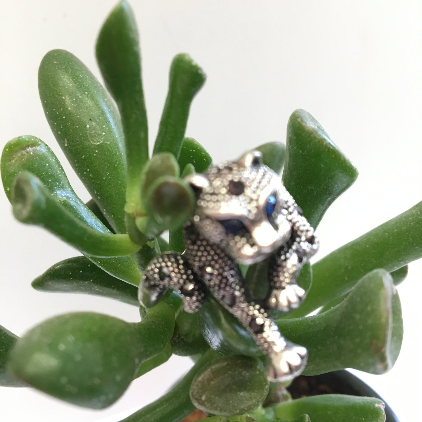 Bague 'panthére', avec incrustation de 2 Saphirs (yeux) et 24 petites pierres facettées, Argent 0.925, taille 55 Fr. Belle réalisation, bague de seconde main !