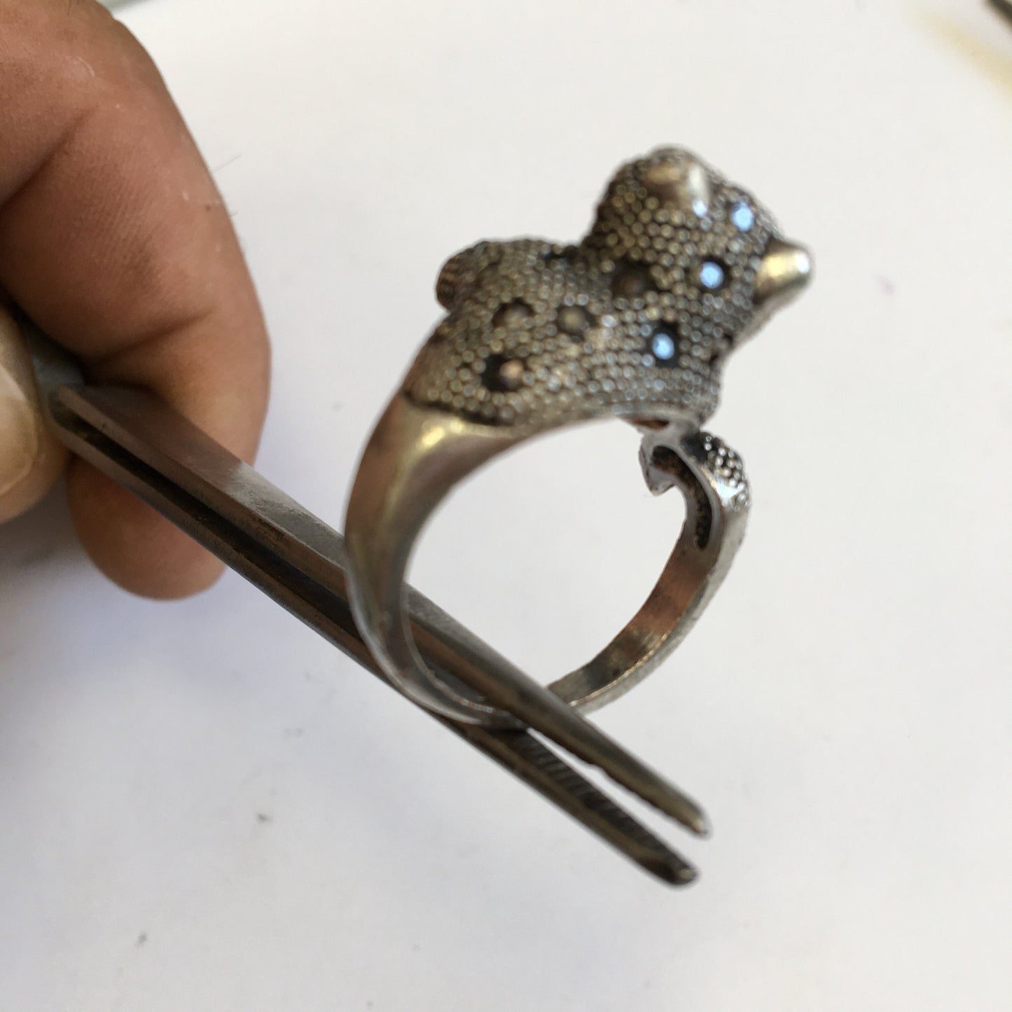 Bague 'panthére', avec incrustation de 2 Saphirs (yeux) et 24 petites pierres facettées, Argent 0.925, taille 55 Fr. Belle réalisation, bague de seconde main !