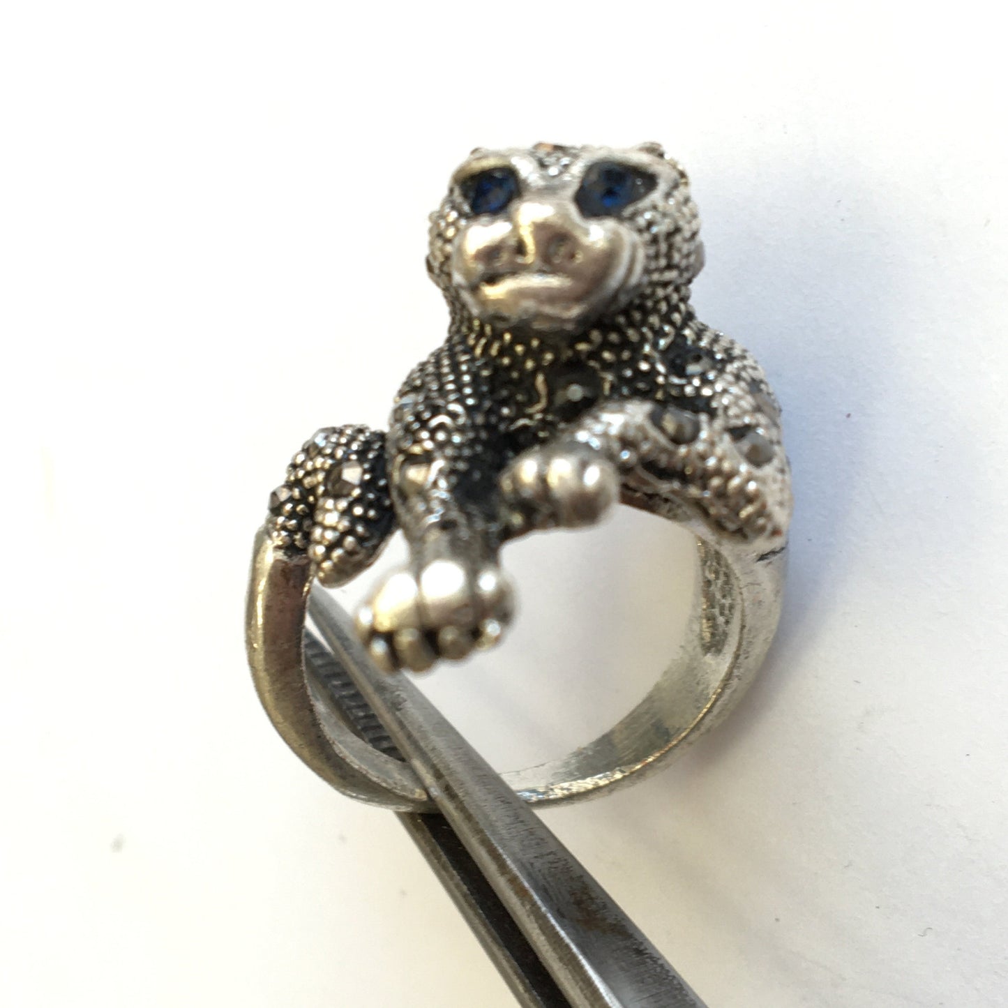 Bague 'panthére', avec incrustation de 2 Saphirs (yeux) et 24 petites pierres facettées, Argent 0.925, taille 55 Fr. Belle réalisation, bague de seconde main !