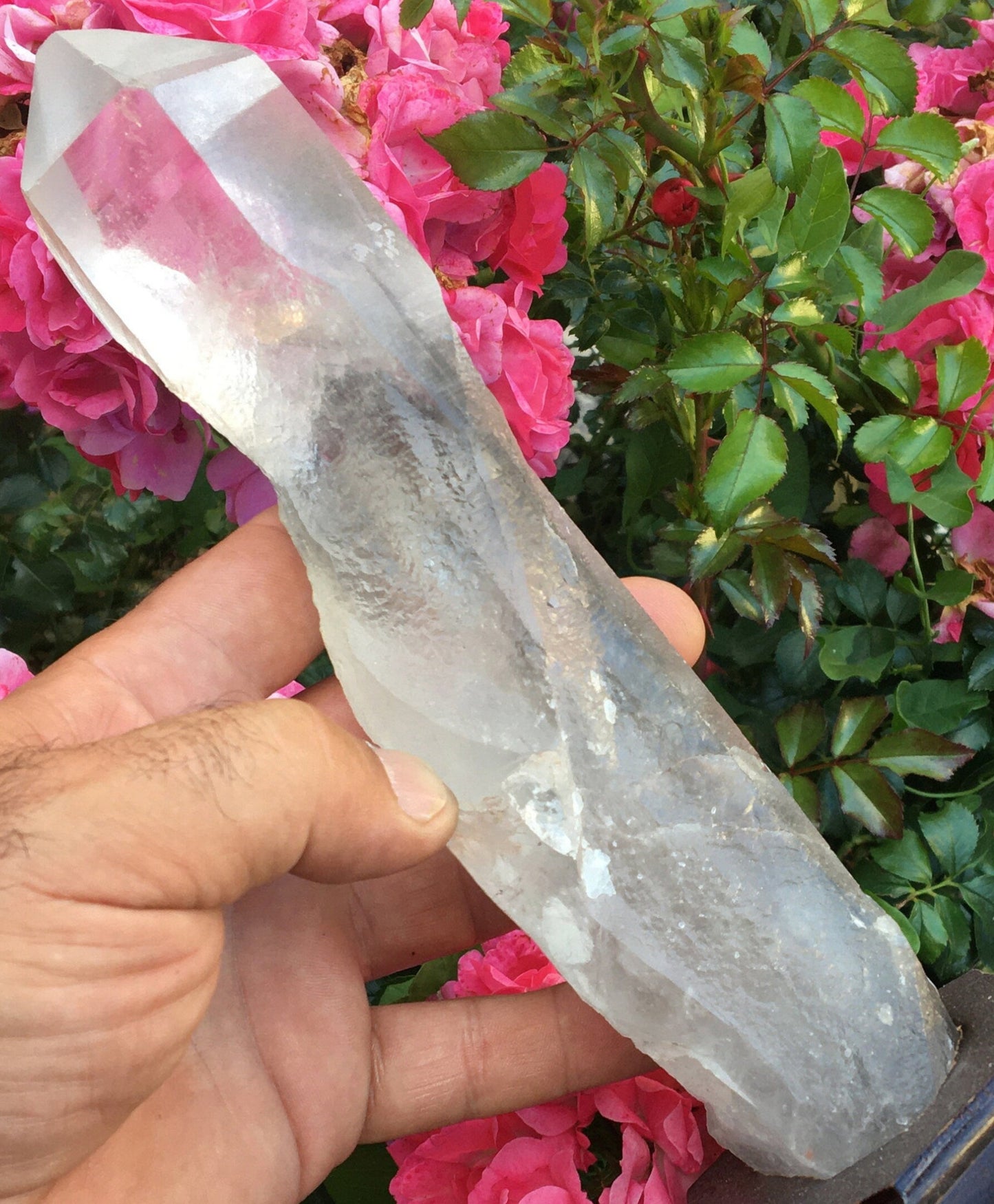 Quartz/ Cristal de roche 'Fantôme', pièce naturelle sur socle en bois, 20 cm de hauteur x 5 de diamètre - 830 grammes. Magnifique spécimen et très puissant !