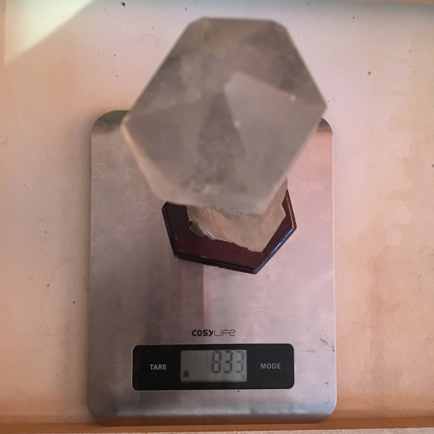 Quartz/ Cristal de roche 'Fantôme', pièce naturelle sur socle en bois, 20 cm de hauteur x 5 de diamètre - 830 grammes. Magnifique spécimen et très puissant !