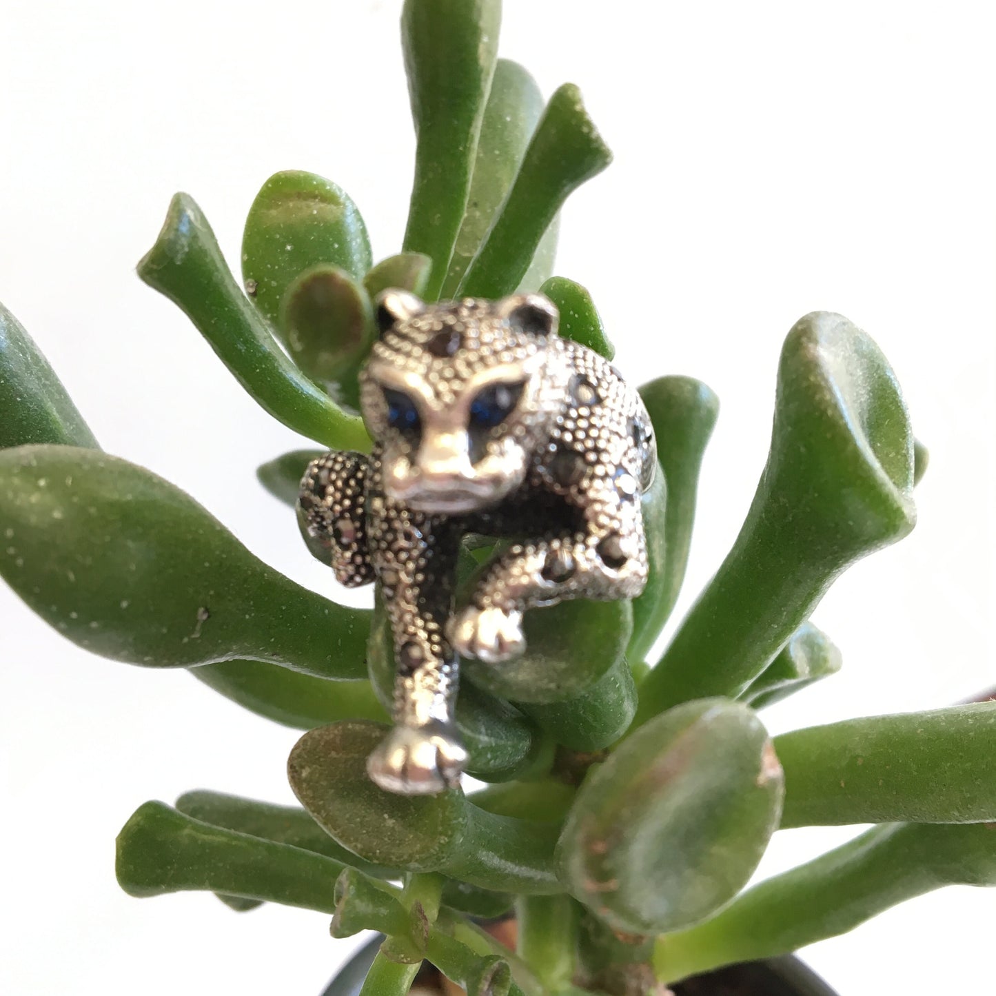 Bague 'panthére', avec incrustation de 2 Saphirs (yeux) et 24 petites pierres facettées, Argent 0.925, taille 55 Fr. Belle réalisation, bague de seconde main !