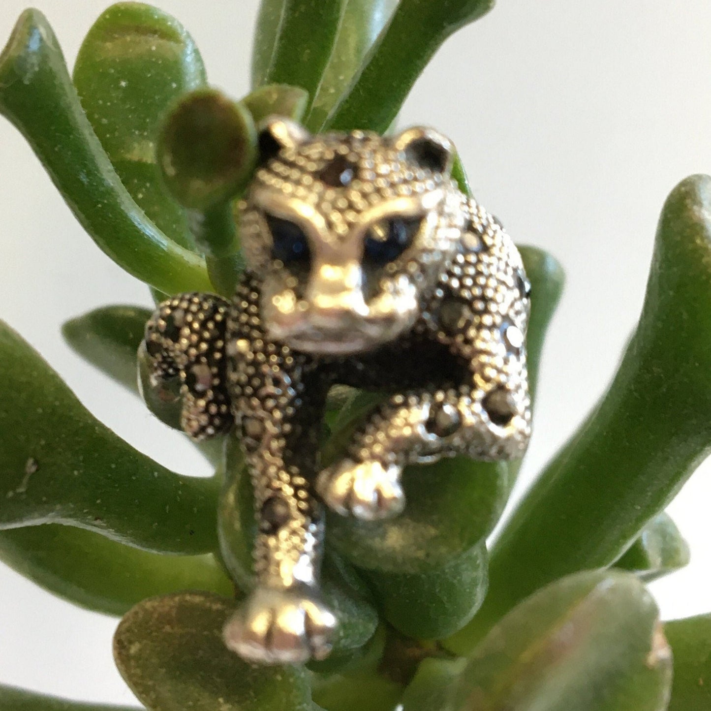 Bague 'panthére', avec incrustation de 2 Saphirs (yeux) et 24 petites pierres facettées, Argent 0.925, taille 55 Fr. Belle réalisation, bague de seconde main !