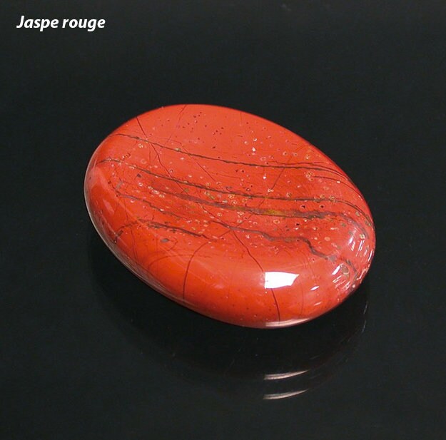 Sélection de galets/ pierres plates au choix ou en lot de 12, avec 1 face incurvée pour le pouce, parfait pour les massages, de 4x3x1 cm environ. TrÚs belle qualité !