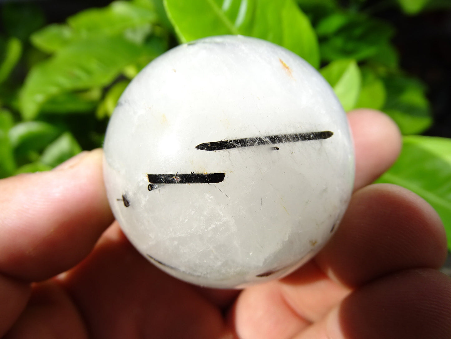 Sphères de Cristal/ Quartz avec inclusions de tourmaline noire, de 46 et 52 millimètres - 136 et 196 grammes. une pierre surprenante !