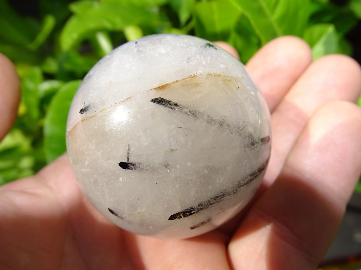 Sphères de Cristal/ Quartz avec inclusions de tourmaline noire, de 46 et 52 millimètres - 136 et 196 grammes. une pierre surprenante !