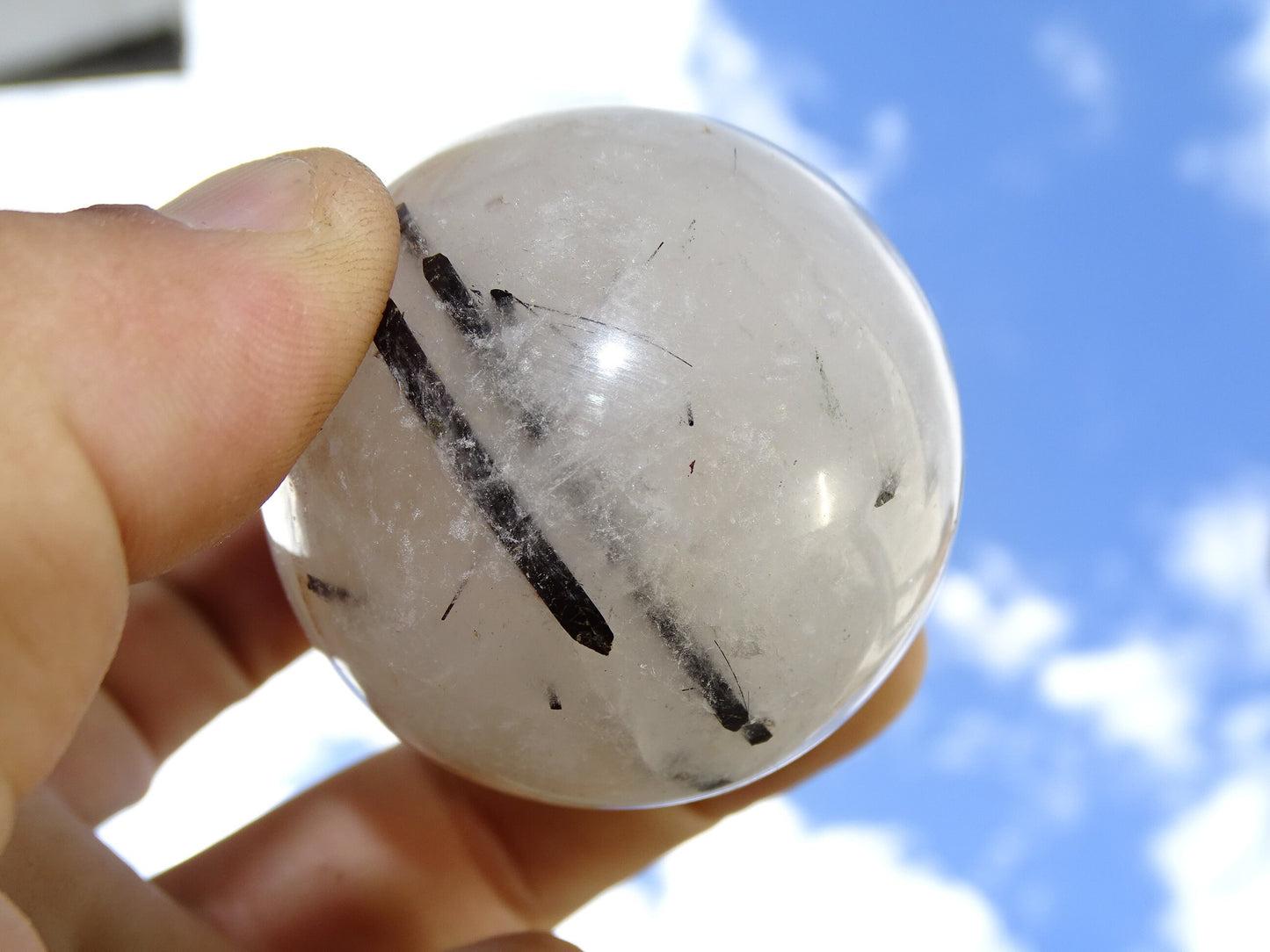 Sphères de Cristal/ Quartz avec inclusions de tourmaline noire, de 46 et 52 millimètres - 136 et 196 grammes. une pierre surprenante !