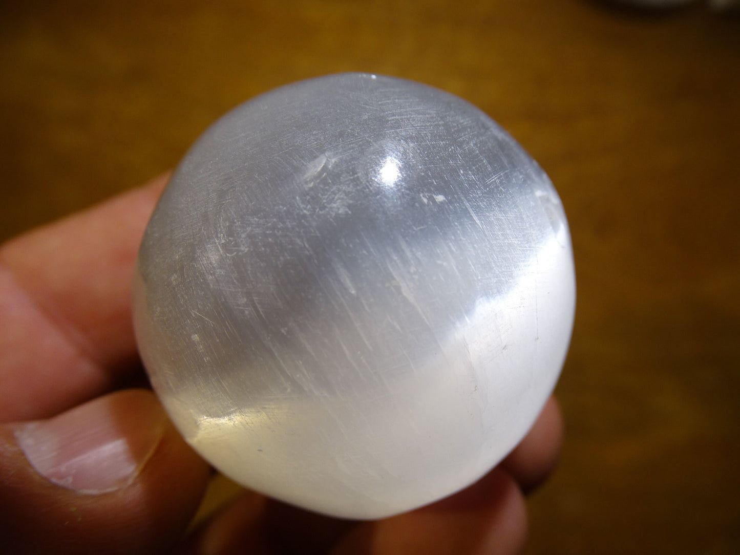 Sélection de sphères en Sélénite, de 45, 58 ou 100 millimètres, de 130, 230, 890 grammes. Magnifique qualité ! Parfait pour la lithothérapie, collection, exposition...!