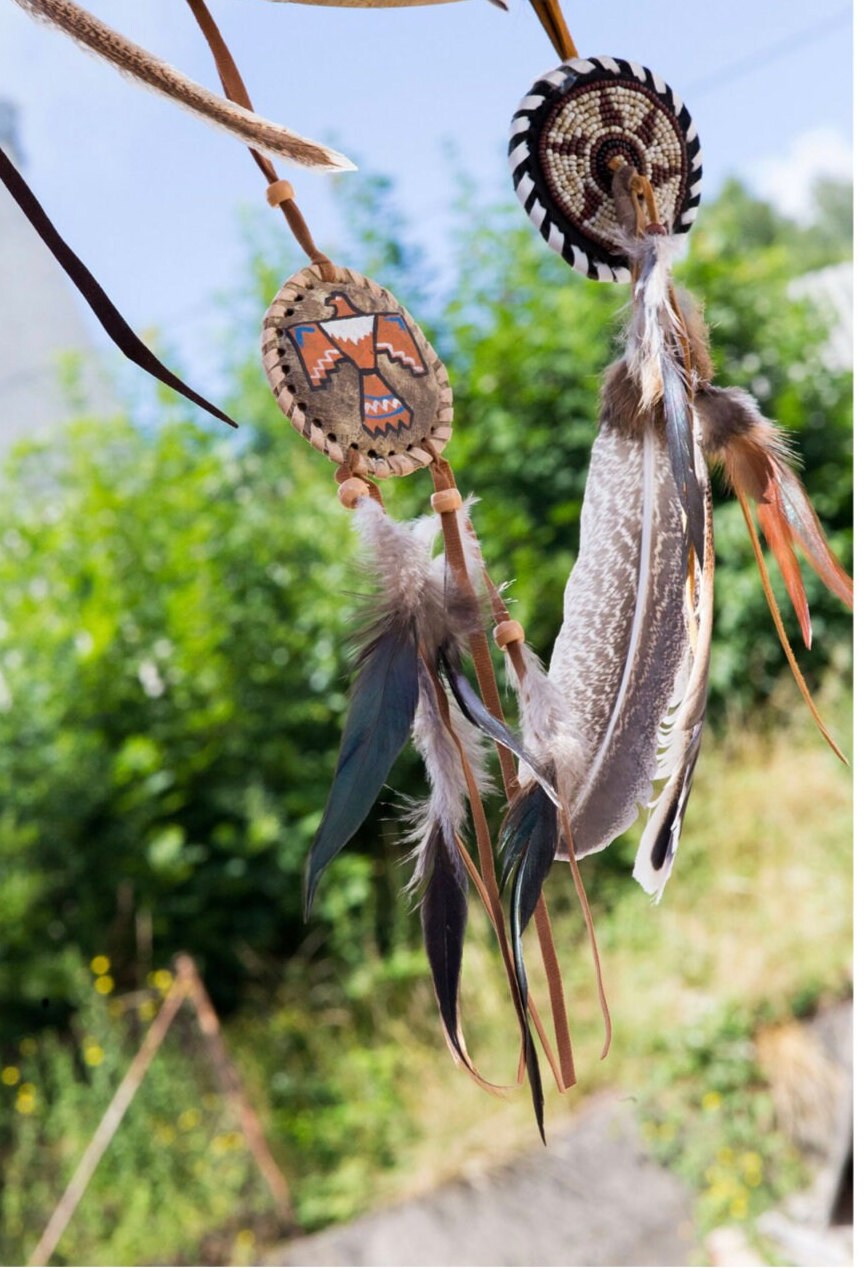 Plume de dinde avec ou sans Mandala en perle ou cuir, de 19 à 30cm, décorée et enveloppée de lanières de cuir, clair ou foncé !
