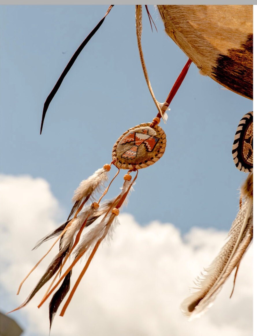 Plume de coq sur lanière de cuir avec Mandala cuir et dessin peint à la main - 15 à 18 cm