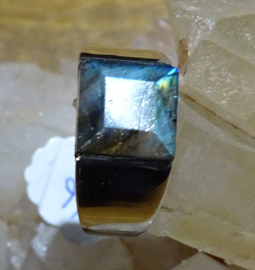 Bague/ chevalière qualité supérieure "Homme ou Femme", en Labradorite bleue, en Argent 0,925, taille disponible de 60 à 74 Fr. superbe cabochon serti d’un bleu envoutant et fascinant !