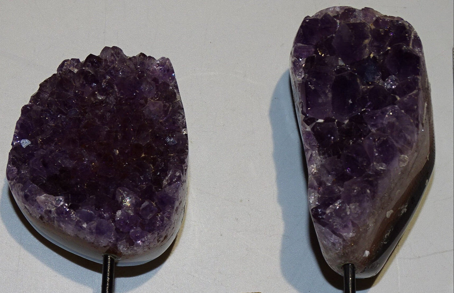 Améthyste, petite druse avec socle en métal sur mesure. 10,5 cm de haut x4 x4 - 150 gr. Superbe qualité AA, en provenance du Brésil !