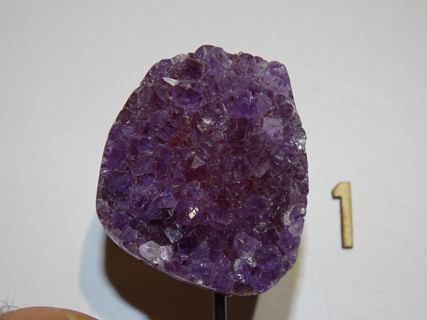 Améthyste, petite druse avec socle en métal sur mesure. 10,5 cm de haut x4 x4 - 150 gr. Superbe qualité AA, en provenance du Brésil !