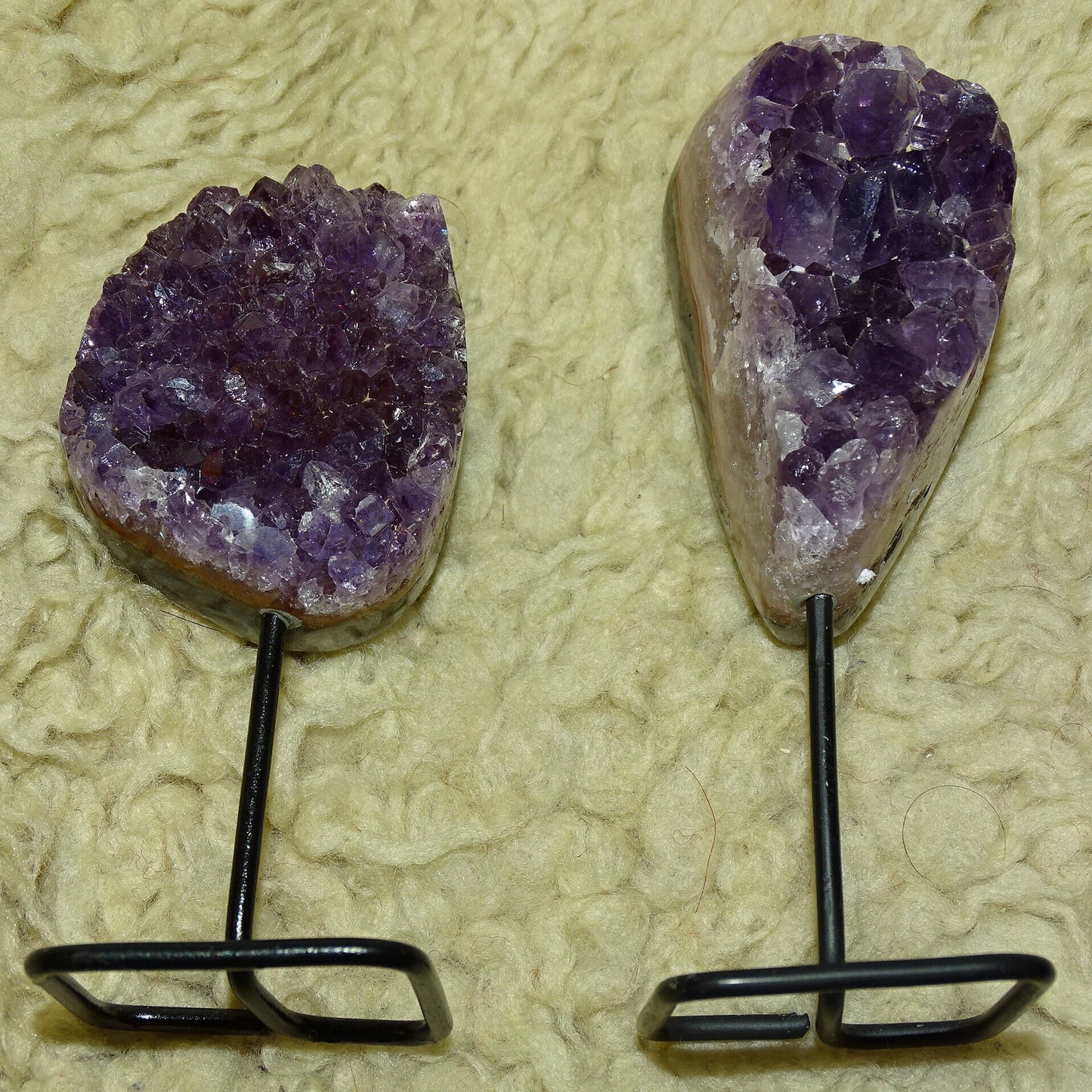 Améthyste, petite druse avec socle en métal sur mesure. 10,5 cm de haut x4 x4 - 150 gr. Superbe qualité AA, en provenance du Brésil !