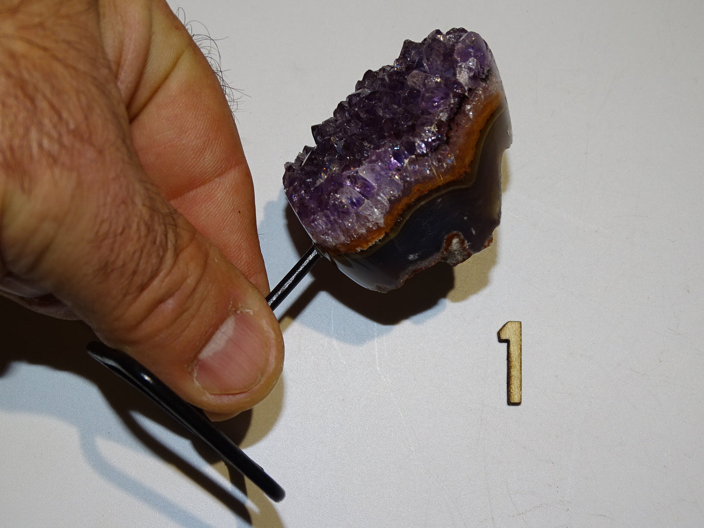 Améthyste, petite druse avec socle en métal sur mesure. 10,5 cm de haut x4 x4 - 150 gr. Superbe qualité AA, en provenance du Brésil !