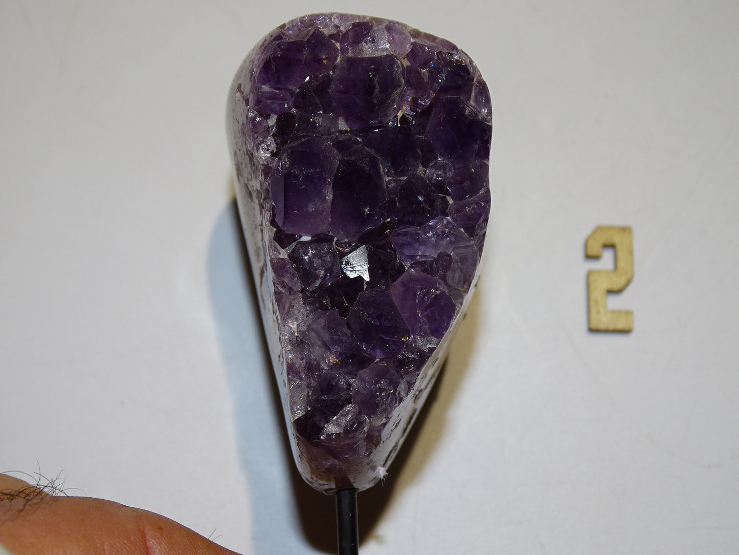 Améthyste, petite druse avec socle en métal sur mesure. 10,5 cm de haut x4 x4 - 150 gr. Superbe qualité AA, en provenance du Brésil !
