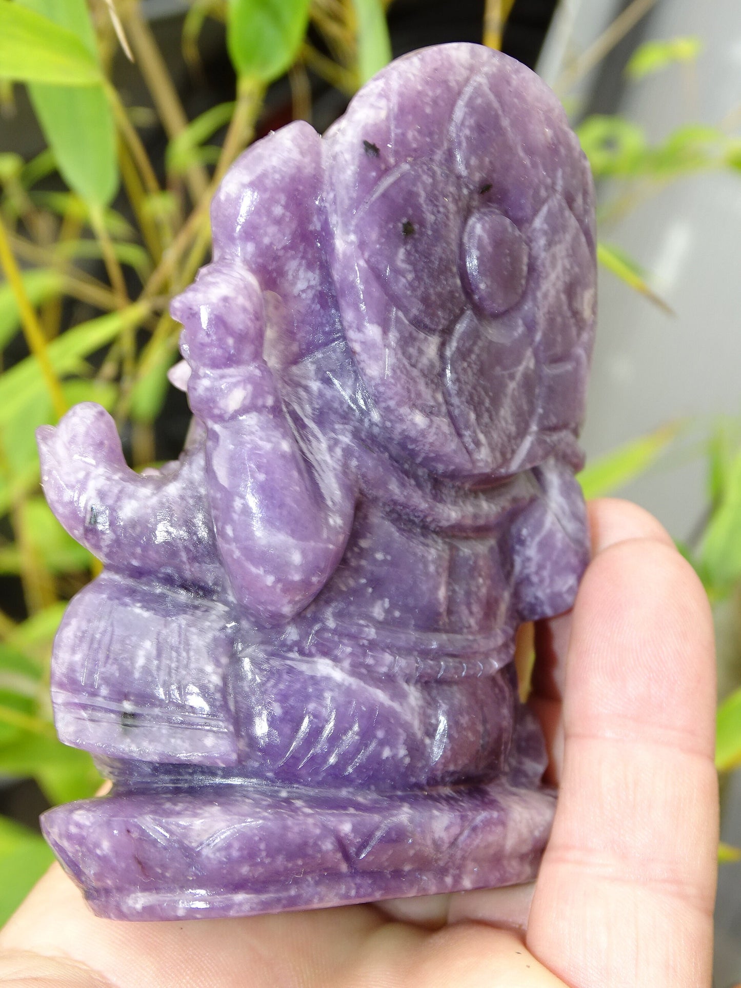 Ganesh en pierre de 'lepidolite' fait main, taille de 100 millimètres de hauteur x 70 x 48 - 377 grammes. Superbe pièce aux reflets violet magnifique pour 1 divinité Hindouiste éternelle !
