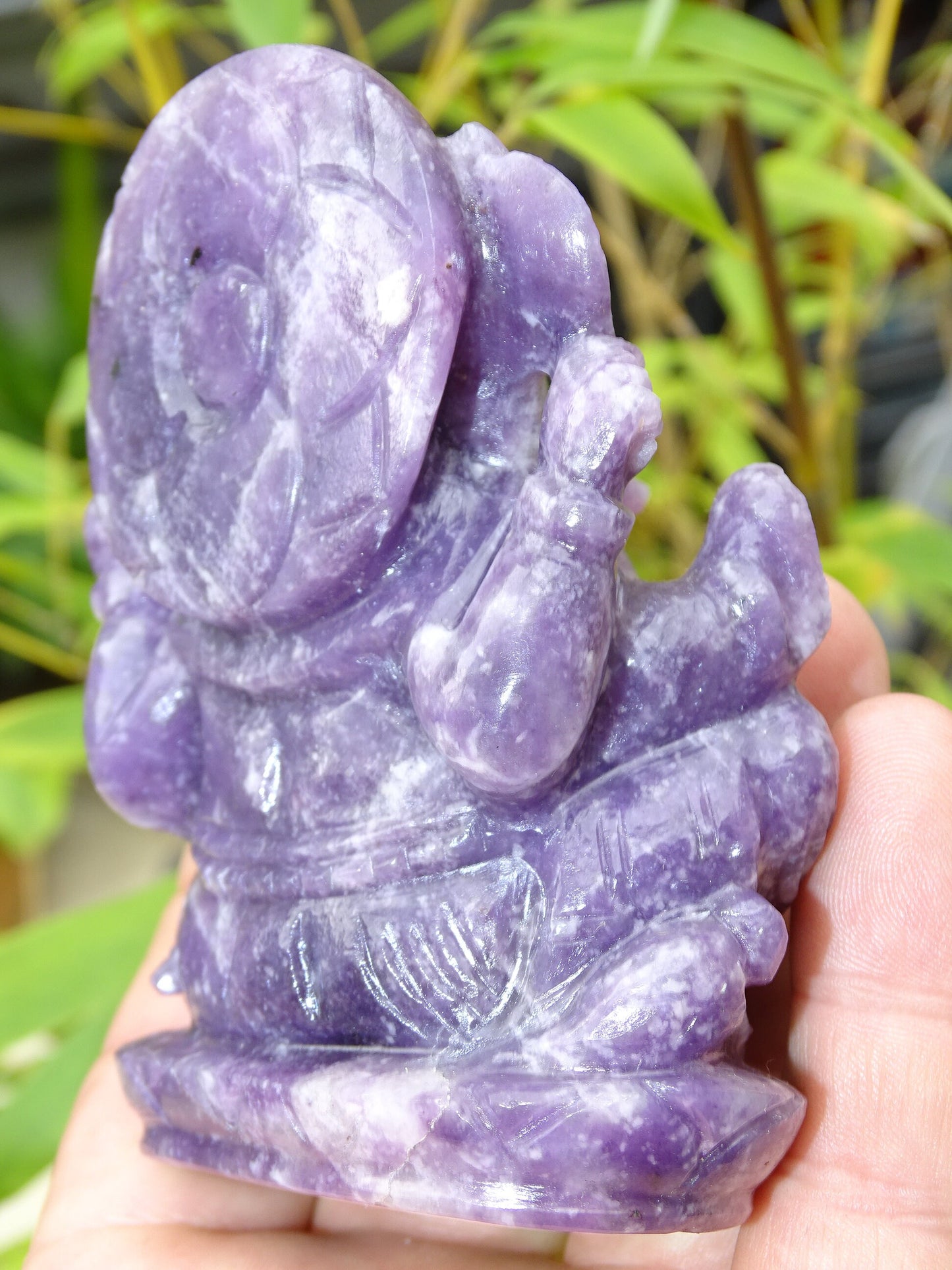 Ganesh en pierre de 'lepidolite' fait main, taille de 100 millimètres de hauteur x 70 x 48 - 377 grammes. Superbe pièce aux reflets violet magnifique pour 1 divinité Hindouiste éternelle !