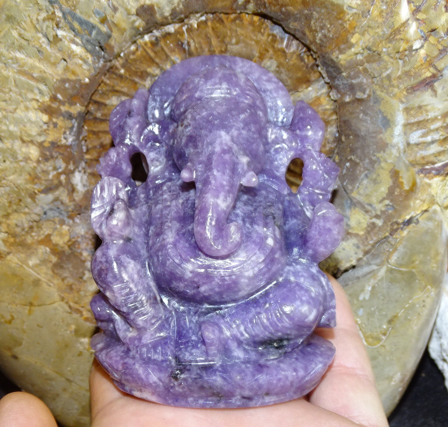 Ganesh en pierre de 'lepidolite' fait main, taille de 100 millimètres de hauteur x 70 x 48 - 377 grammes. Superbe pièce aux reflets violet magnifique pour 1 divinité Hindouiste éternelle !