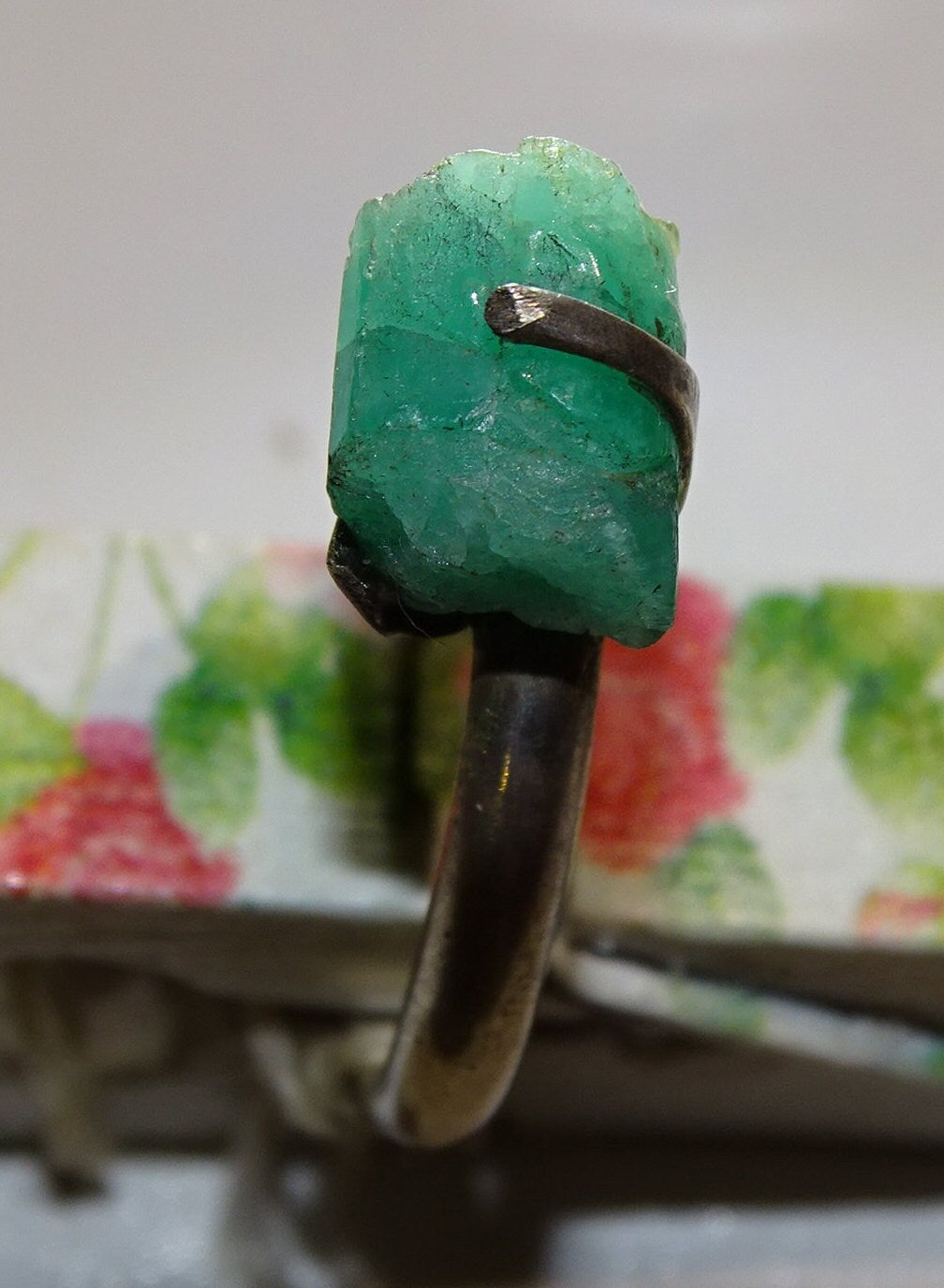 Bague en émeraude en Argent 0.925, taille 56 Fr. Pierre brute en provenance de Colombie, les plus belles du monde !