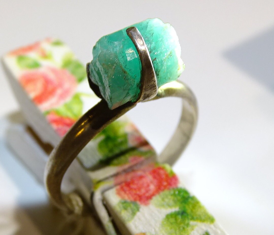 Bague en émeraude en Argent 0.925, taille 56 Fr. Pierre brute en provenance de Colombie, les plus belles du monde !