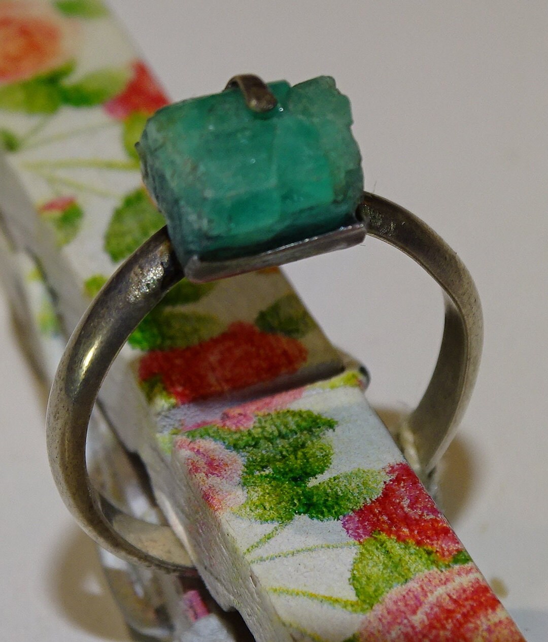 Bague en émeraude en Argent 0.925, taille 56 Fr. Pierre brute en provenance de Colombie, les plus belles du monde !