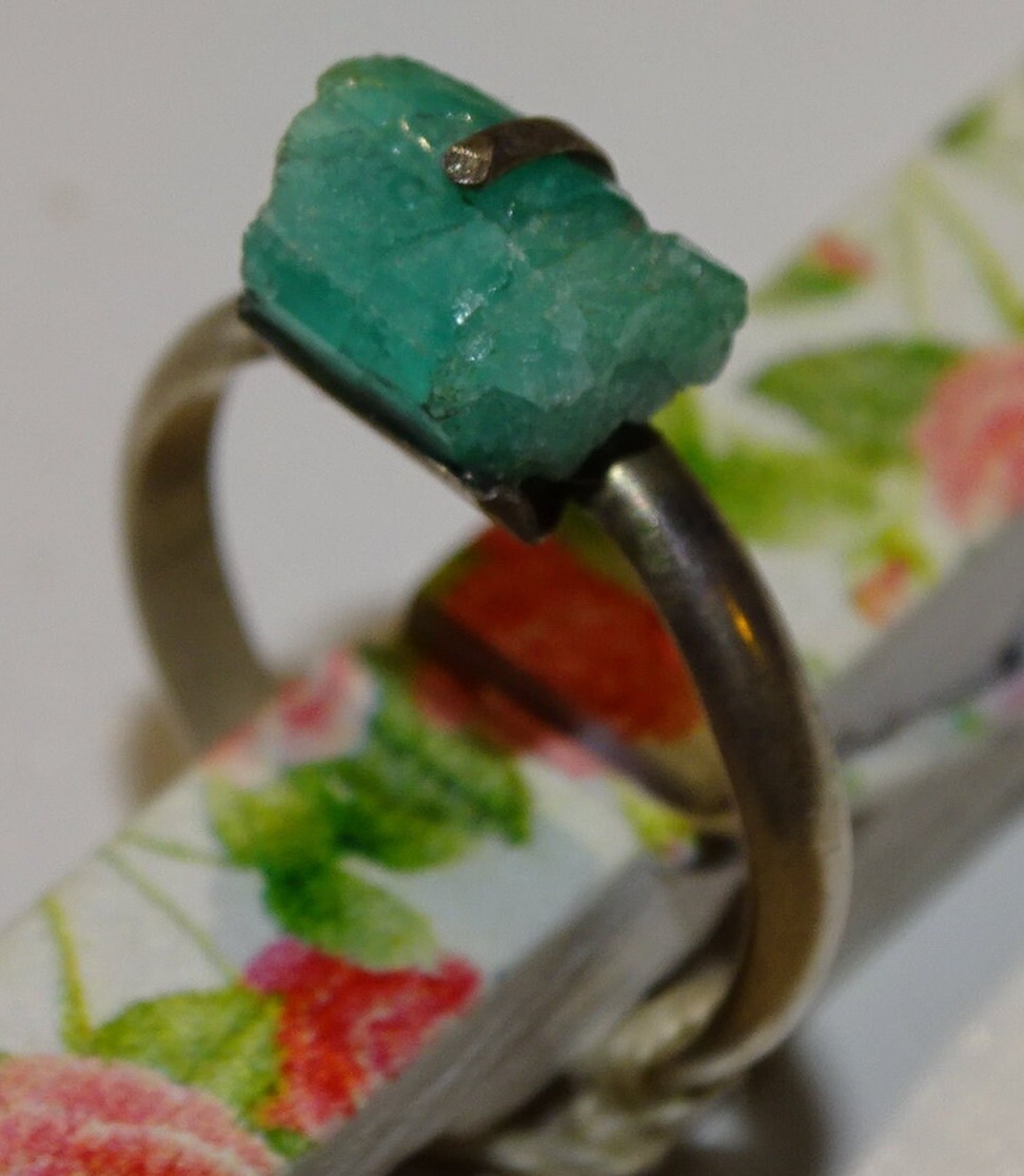 Bague en émeraude en Argent 0.925, taille 56 Fr. Pierre brute en provenance de Colombie, les plus belles du monde !