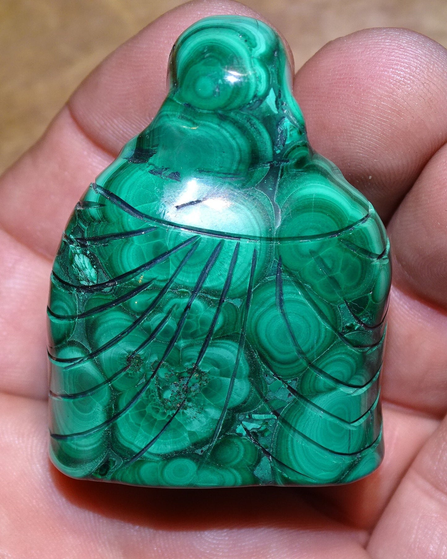 Bouddha 'rieur' en pierre de Malachite, 55 millimètres de hauteur x 45 x 30 - Superbe pièce d'une pierre qui devient rare !