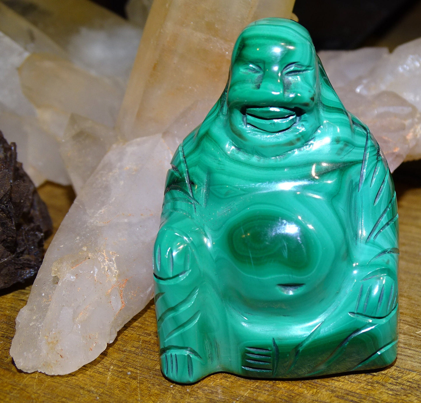 Bouddha 'rieur' en pierre de Malachite, 55 millimètres de hauteur x 45 x 30 - Superbe pièce d'une pierre qui devient rare !