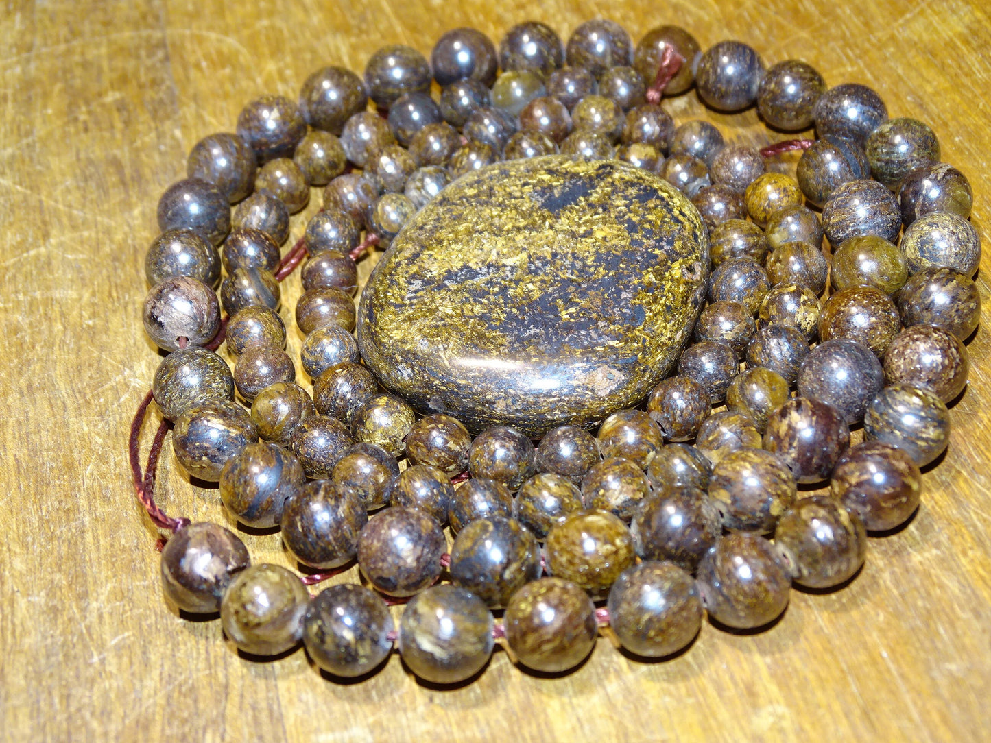 Bronzite, perles rondes de 6 et 8 mm, vendu en : fil de perle 38/39 cm, en bracelet de 17 à 21cm, en collier de 45 ou sautoir de 60cm. Qualité AA à AAA, superbes perles naturelles à l'effet métal !