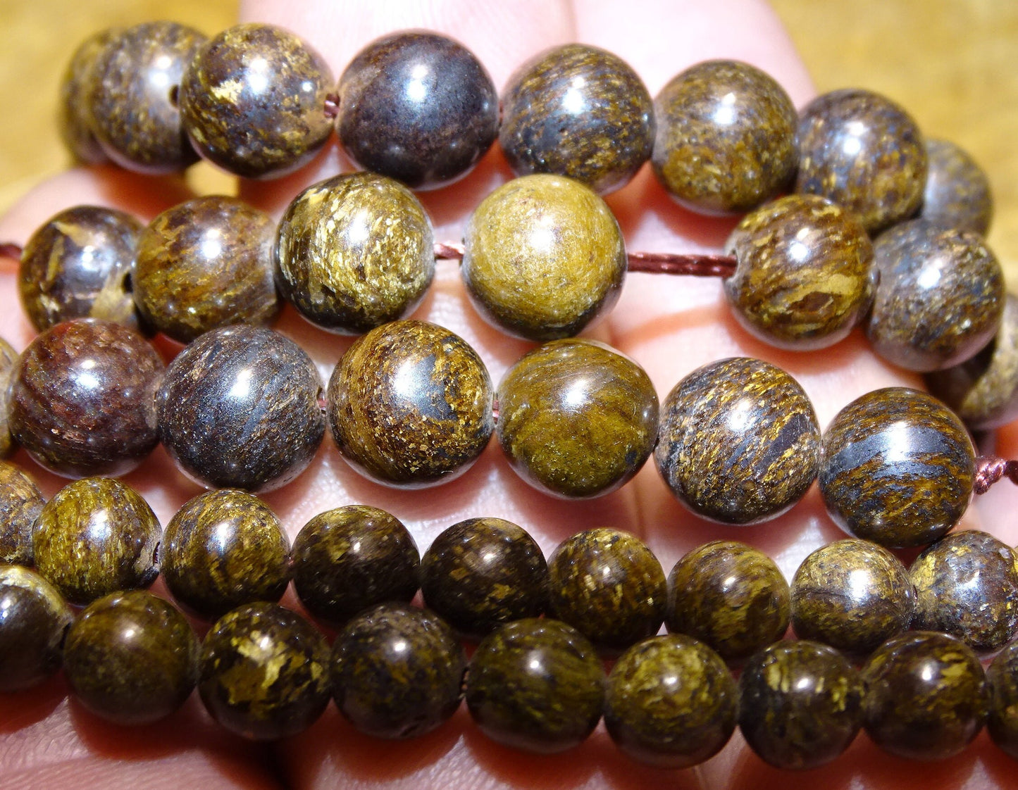 Bronzite, perles rondes de 6 et 8 mm, vendu en : fil de perle 38/39 cm, en bracelet de 17 à 21cm, en collier de 45 ou sautoir de 60cm. Qualité AA à AAA, superbes perles naturelles à l'effet métal !
