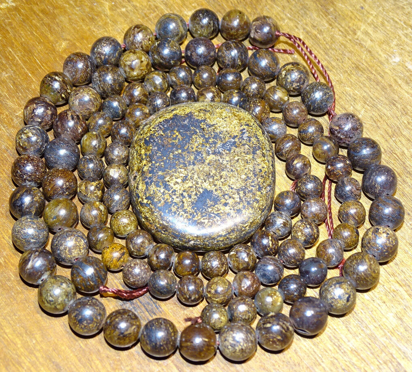 Bronzite, perles rondes de 6 et 8 mm, vendu en : fil de perle 38/39 cm, en bracelet de 17 à 21cm, en collier de 45 ou sautoir de 60cm. Qualité AA à AAA, superbes perles naturelles à l'effet métal !