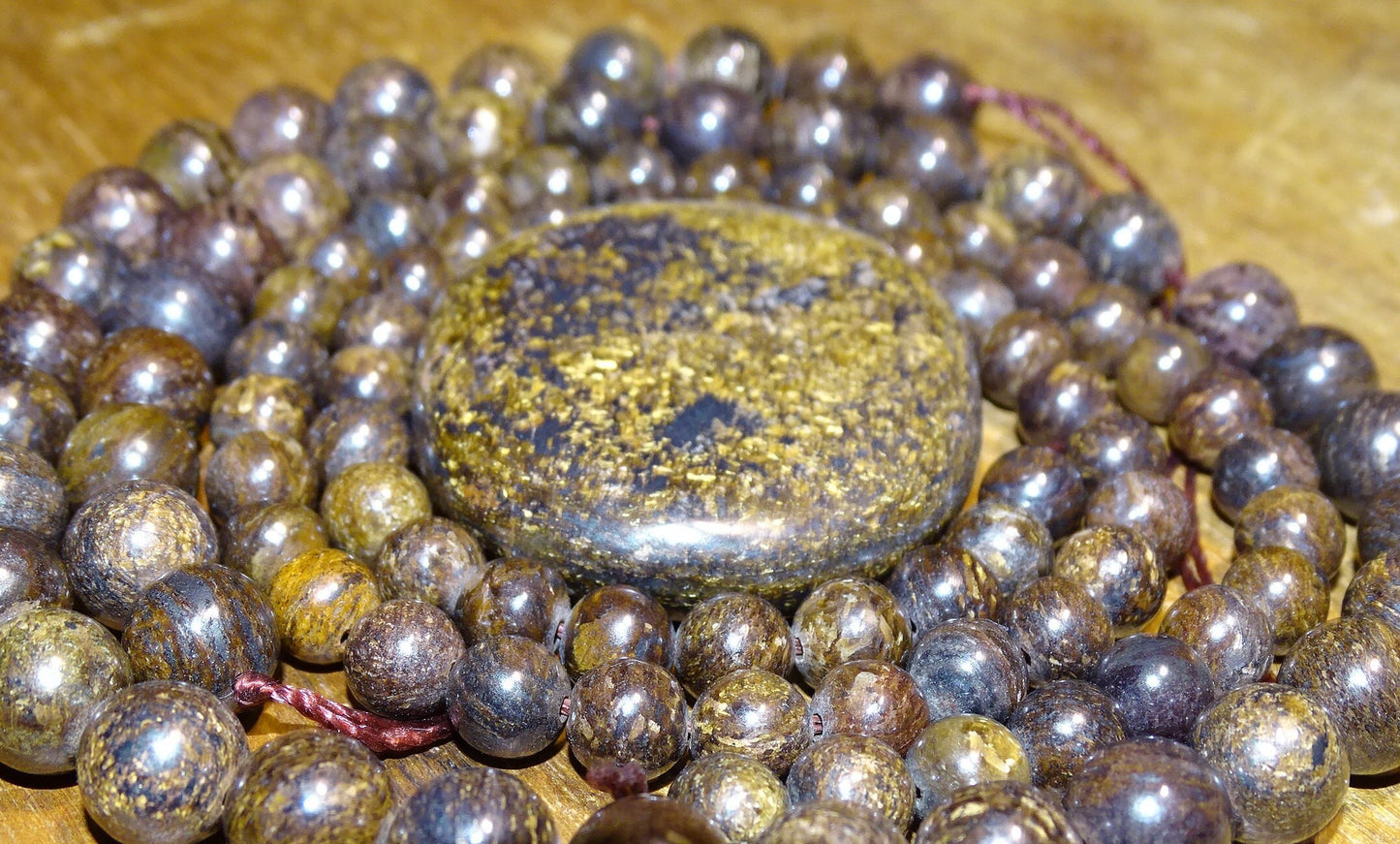 Bronzite, perles rondes de 6 et 8 mm, vendu en : fil de perle 38/39 cm, en bracelet de 17 à 21cm, en collier de 45 ou sautoir de 60cm. Qualité AA à AAA, superbes perles naturelles à l'effet métal !