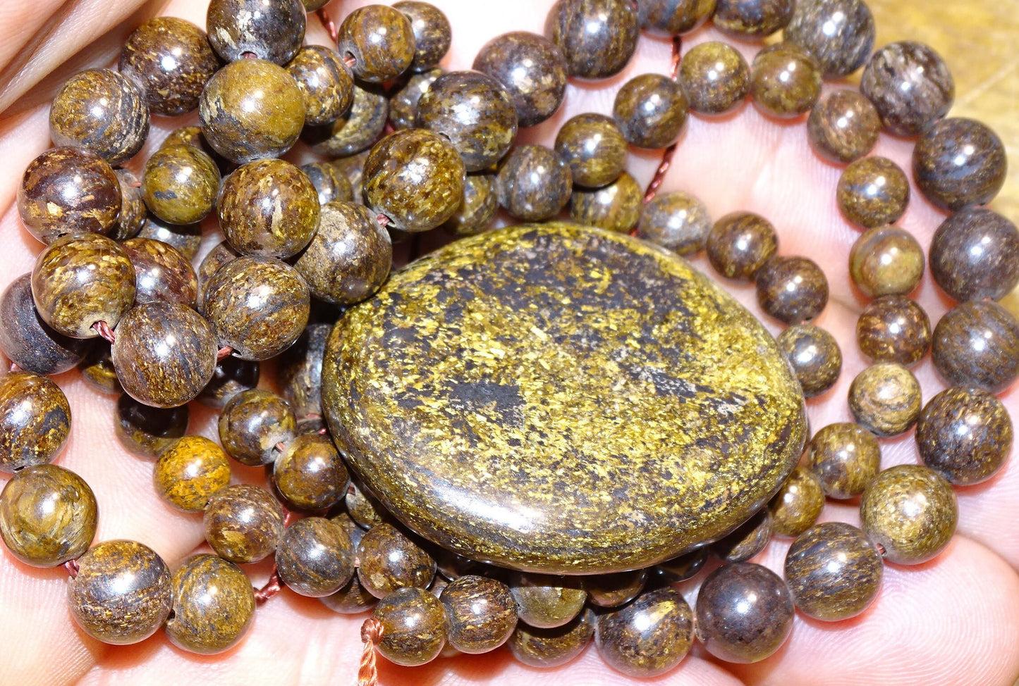 Bronzite, perles rondes de 6 et 8 mm, vendu en : fil de perle 38/39 cm, en bracelet de 17 à 21cm, en collier de 45 ou sautoir de 60cm. Qualité AA à AAA, superbes perles naturelles à l'effet métal !