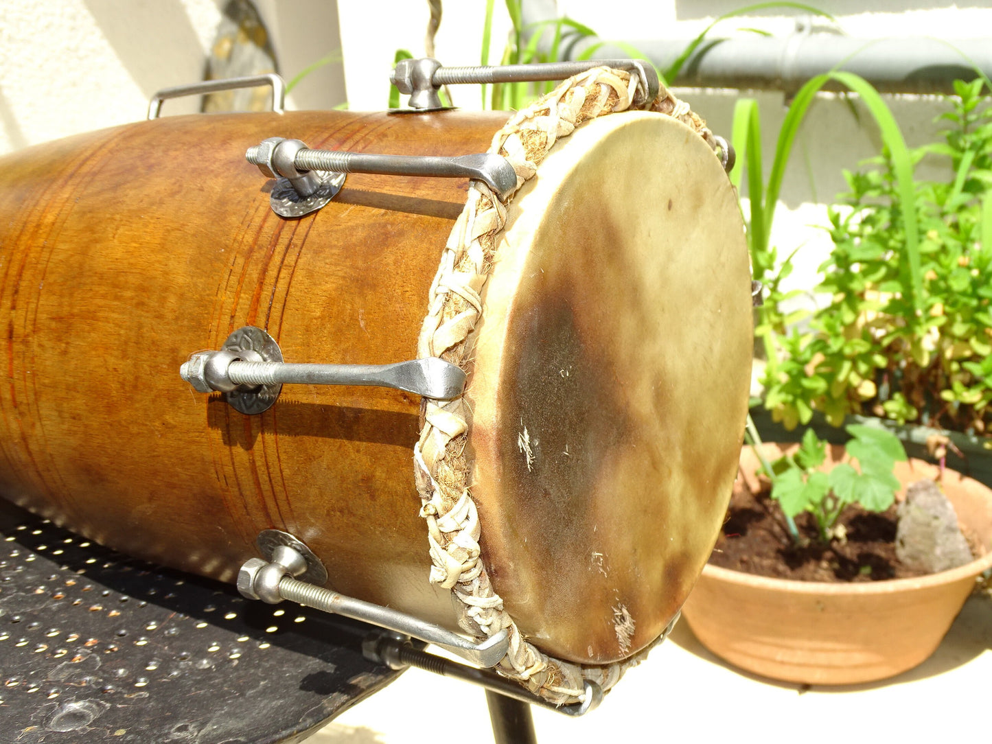 Percussion Indienne ancienne (Ancêtre du tabla) Dholak ou Mridangam. Ø 53cm de haut x 24 de diamètre. Superbe et admirable pièce !