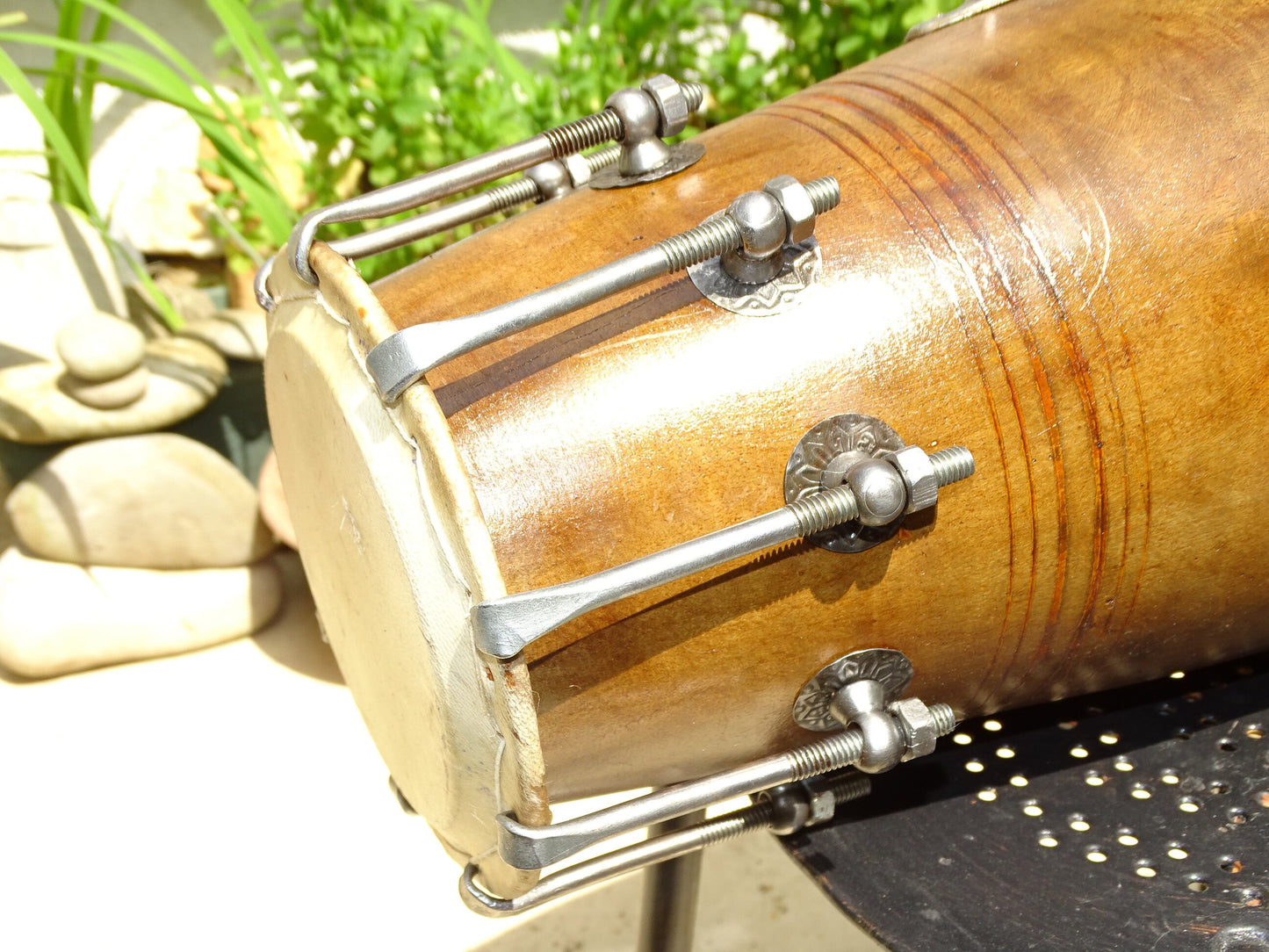 Percussion Indienne ancienne (Ancêtre du tabla) Dholak ou Mridangam. Ø 53cm de haut x 24 de diamètre. Superbe et admirable pièce !
