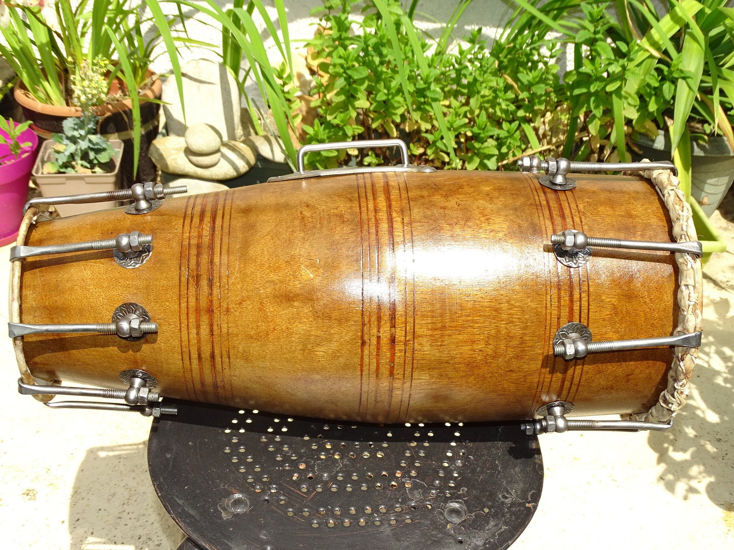 Percussion Indienne ancienne (Ancêtre du tabla) Dholak ou Mridangam. Ø 53cm de haut x 24 de diamètre. Superbe et admirable pièce !