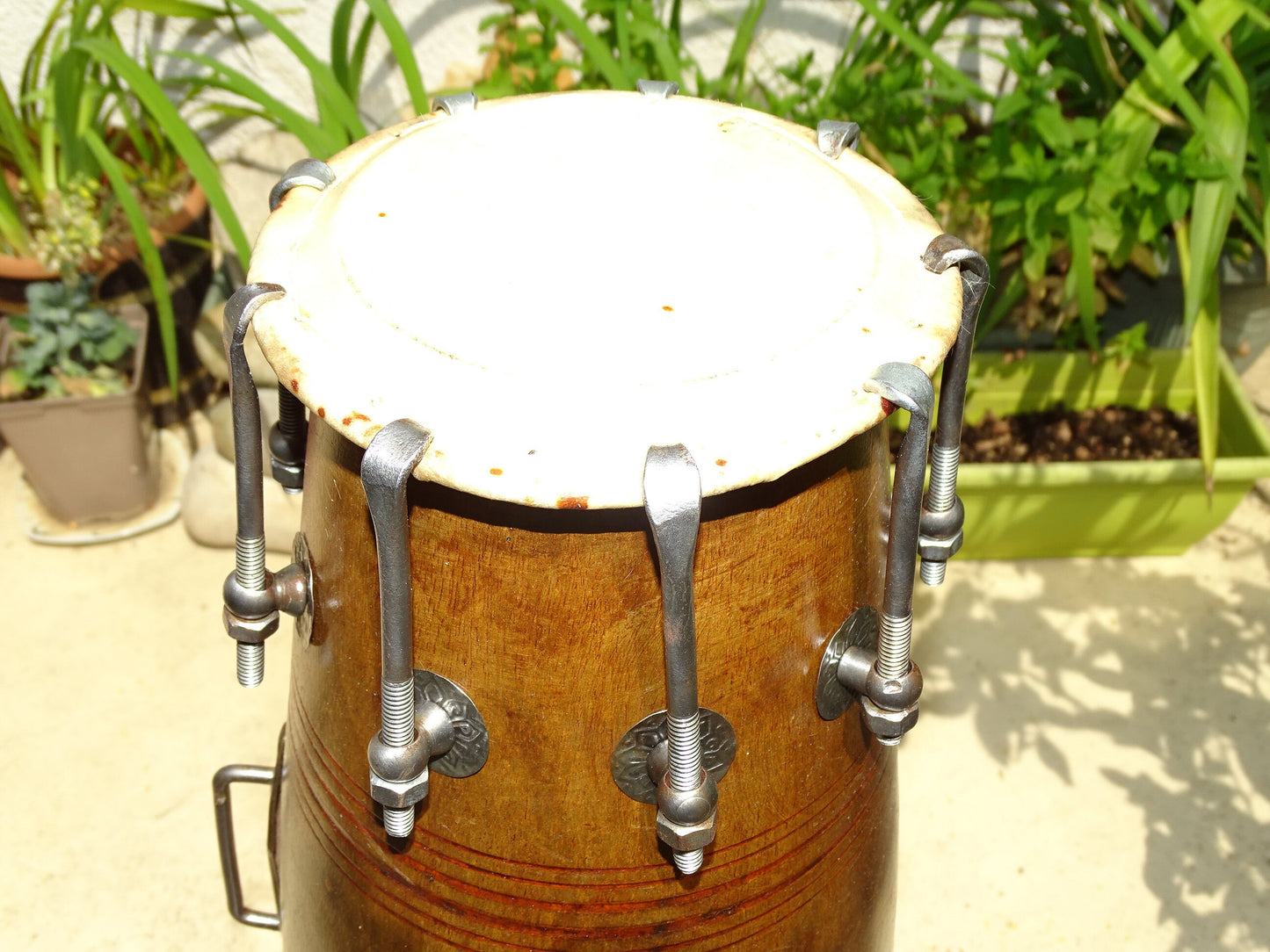 Percussion Indienne ancienne (Ancêtre du tabla) Dholak ou Mridangam. Ø 53cm de haut x 24 de diamètre. Superbe et admirable pièce !
