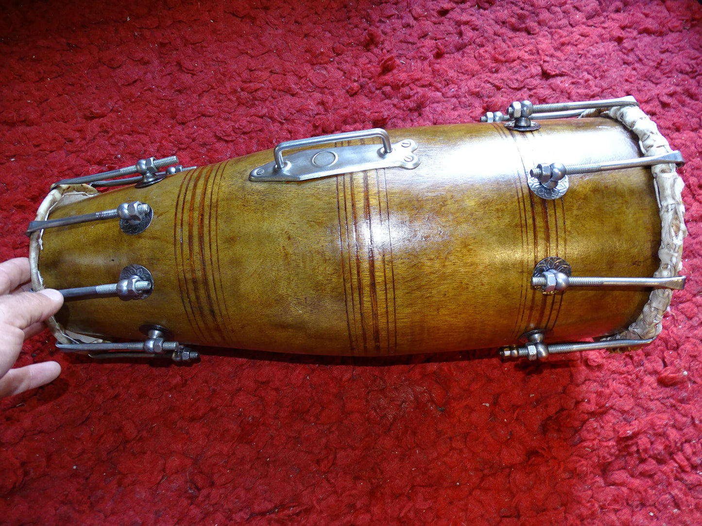 Percussion Indienne ancienne (Ancêtre du tabla) Dholak ou Mridangam. Ø 53cm de haut x 24 de diamètre. Superbe et admirable pièce !