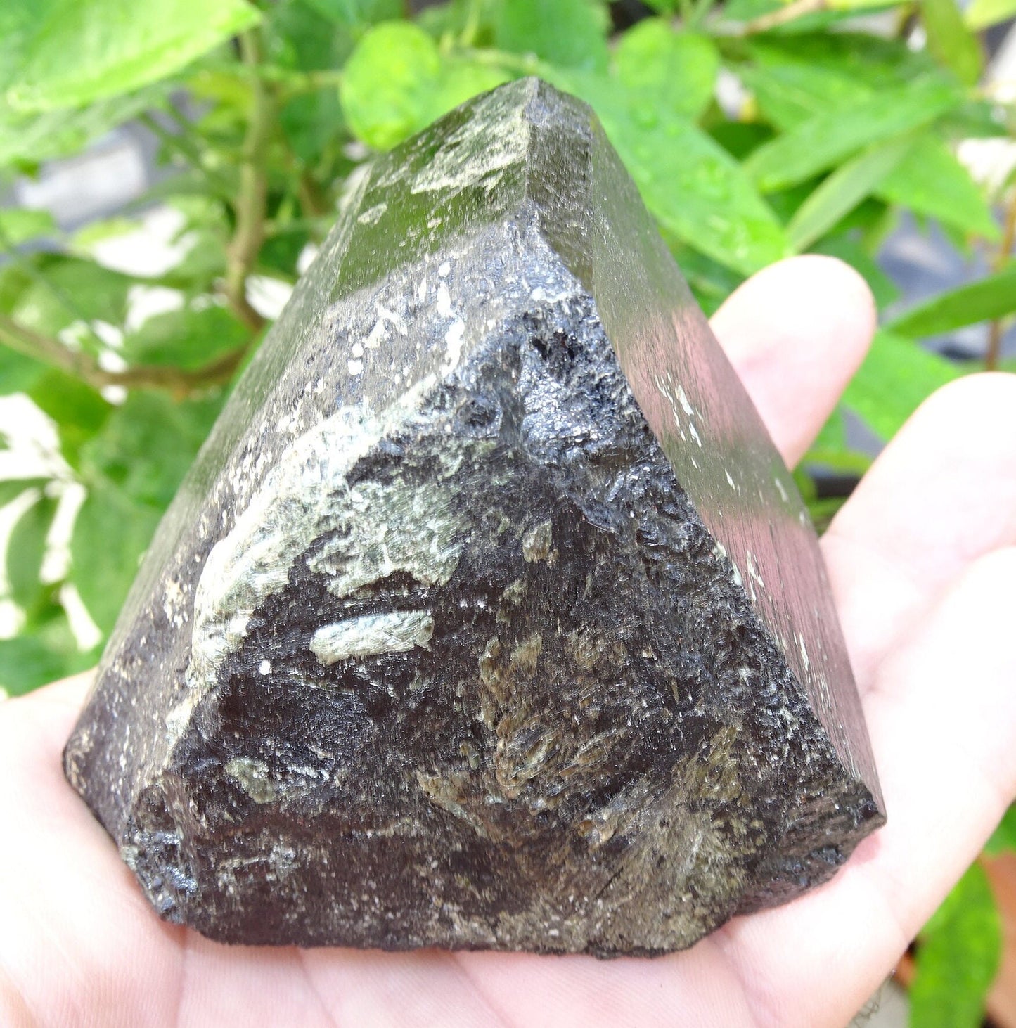 Tourmaline noire, spécimen naturel à 3 faces de 80 x 65 x 70 mm - 555 grammes. Une très belle et unique pièce !