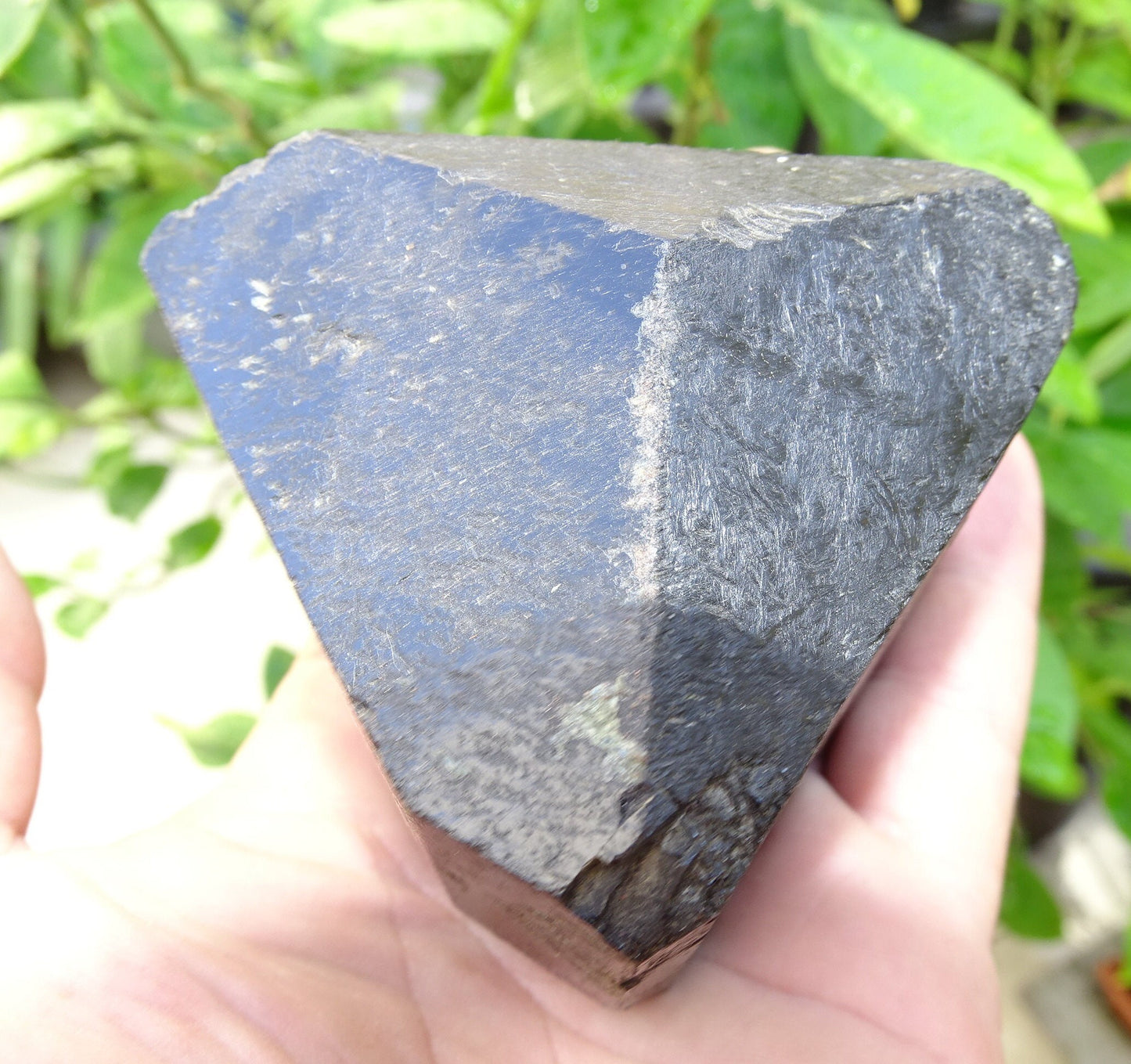 Tourmaline noire, spécimen naturel à 3 faces de 80 x 65 x 70 mm - 555 grammes. Une très belle et unique pièce !