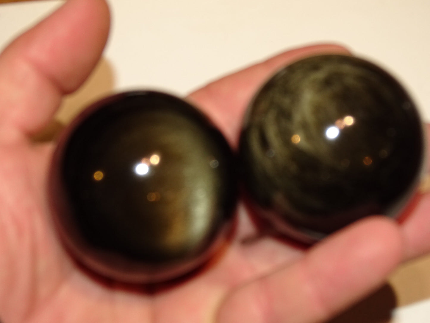 Sélection de 2 sphères en Obsidienne doré, de 53 et 56 millimètres - 130 et 160 grammes. Une pierre naturellement belle ! Parfait pour la lithothérapie, collection, exposition...!