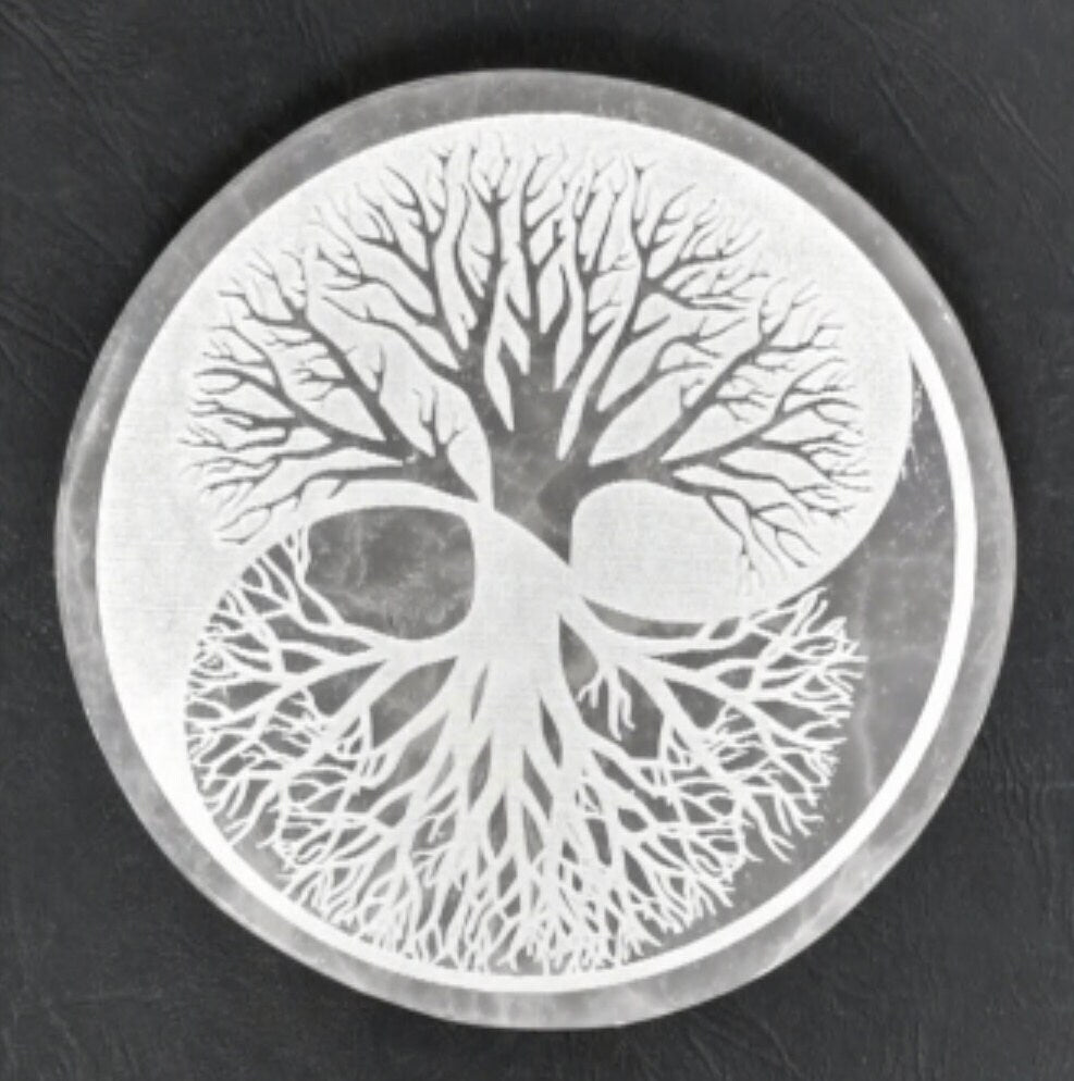 Disques/ Plateaux en Sélénite avec Arbre de vie, Fleur de Vie, Yin Yang, Horoscope ou Métatron. 2 tailles au choix : 10 ou 15 cm. Parfait pour recharger les minéraux !