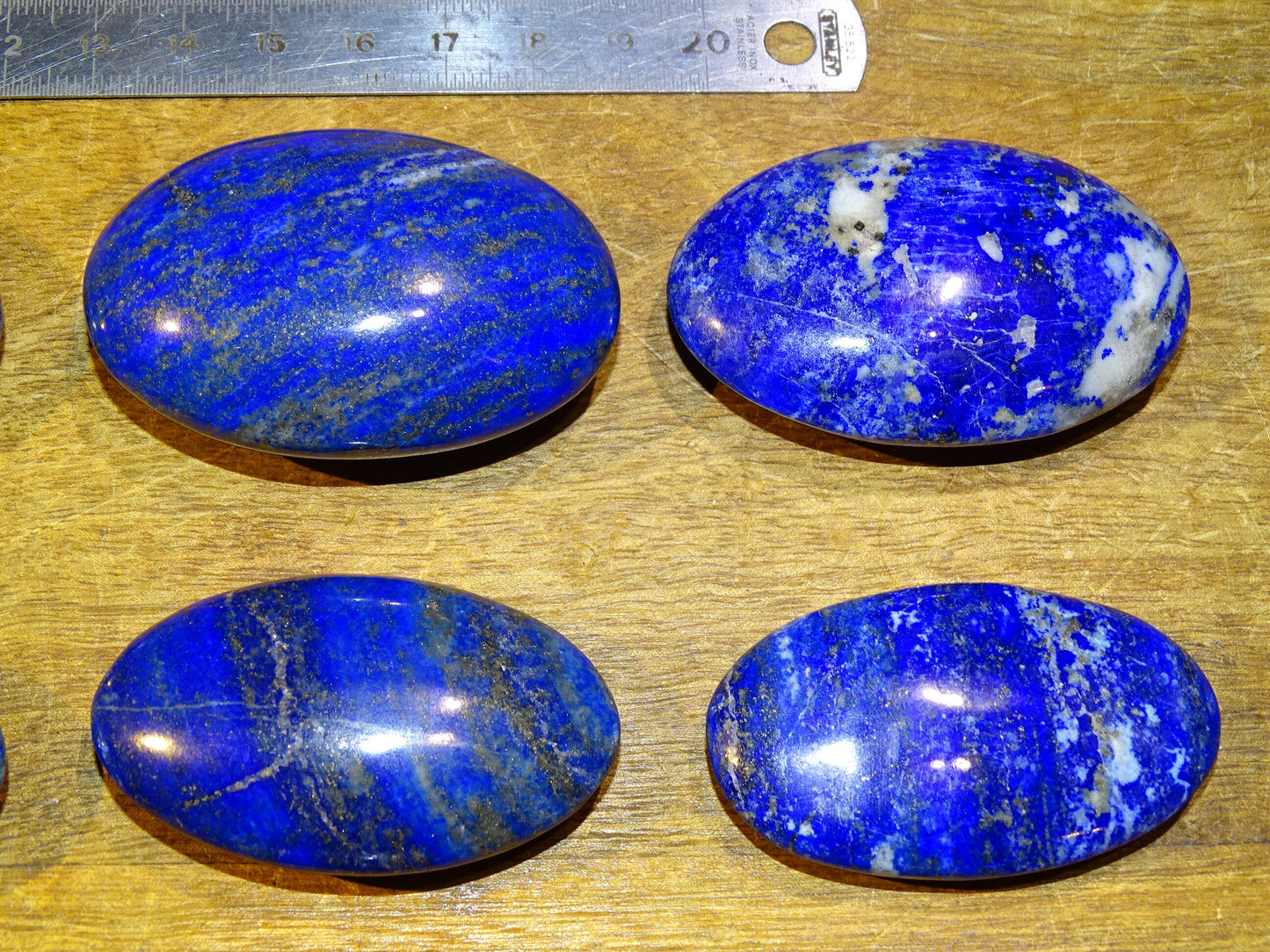 Lapis lazuli, Sélection de galets au choix, de 6x4x1,5 cm. Format adéquat pour massages. Un bleu envoûtant et fascinant, pierre des pharaons !