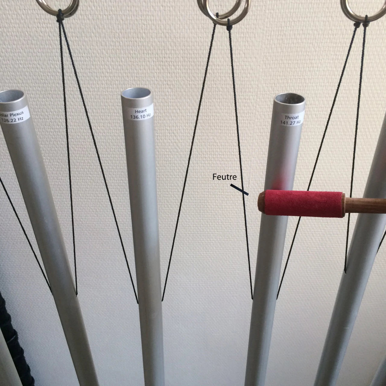 Set de 7 Barres d'énergie de taille XL accordés sur le solfège sacré. 7 tubes de 81 à 110 cm, vendu avec support en bois et maillet !