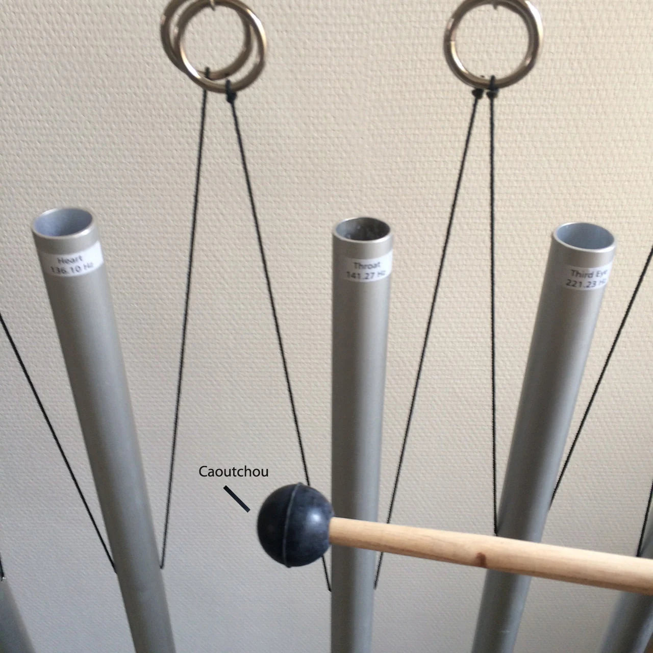 Set de 7 Barres d'énergie de taille XL accordés sur le solfège sacré. 7 tubes de 81 à 110 cm, vendu avec support en bois et maillet !