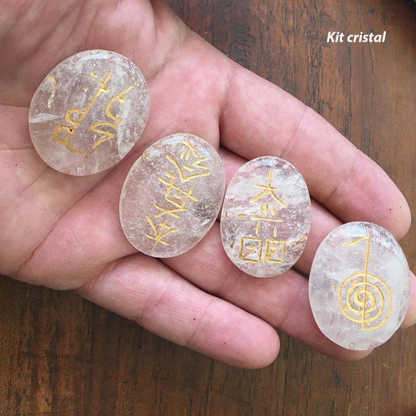 Set de 4 pierres pour 'Reiki', galets gravés couleur 'Or'. Parfait pour la lithothérapie, en cadeau, en collection...