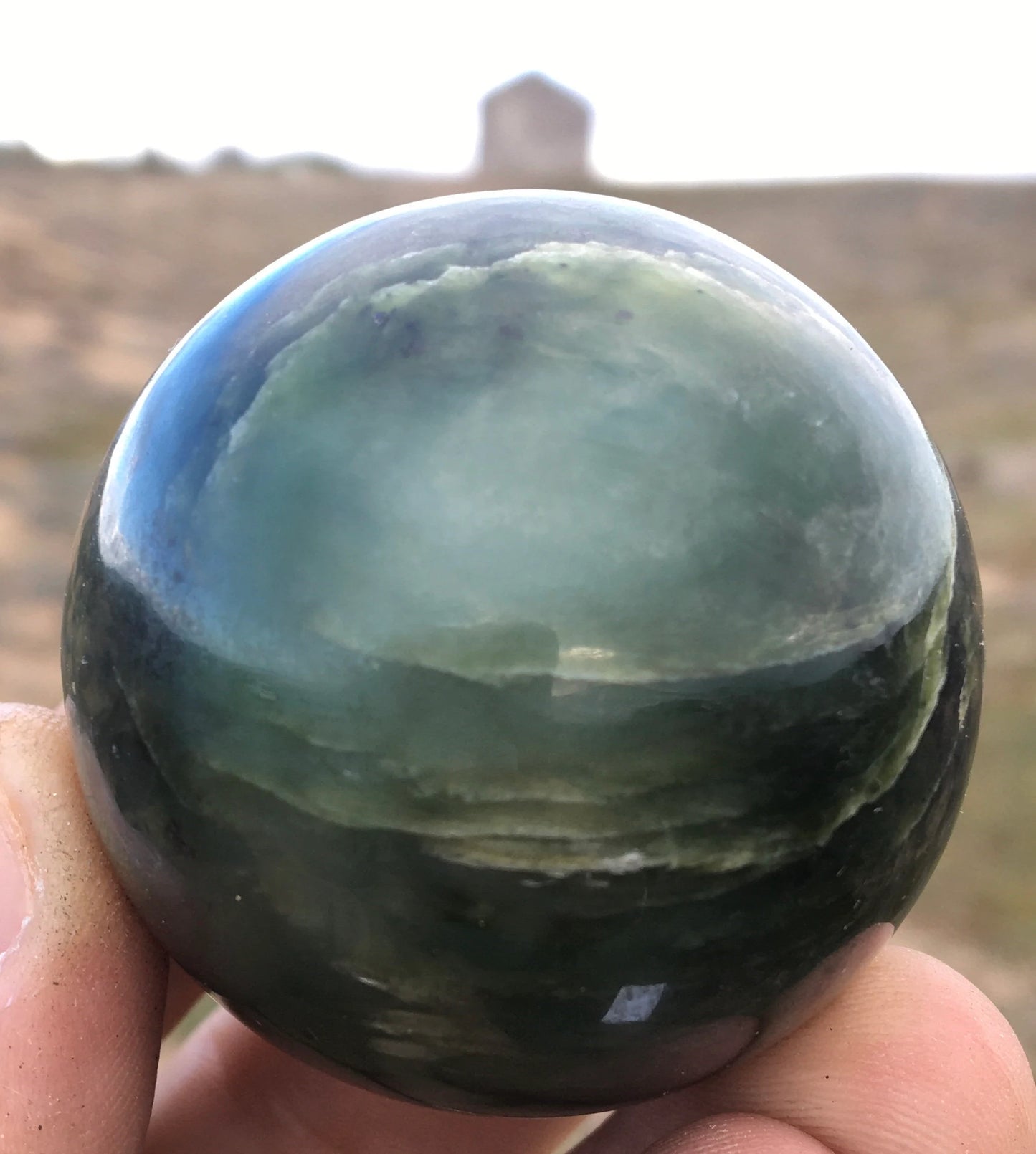 Sphère de Jade néphrite, modèle unique d'environ 50 millimètres, 195 grammes. Superbe pierre, parfait pour la lithothérapie, collection, exposition...!