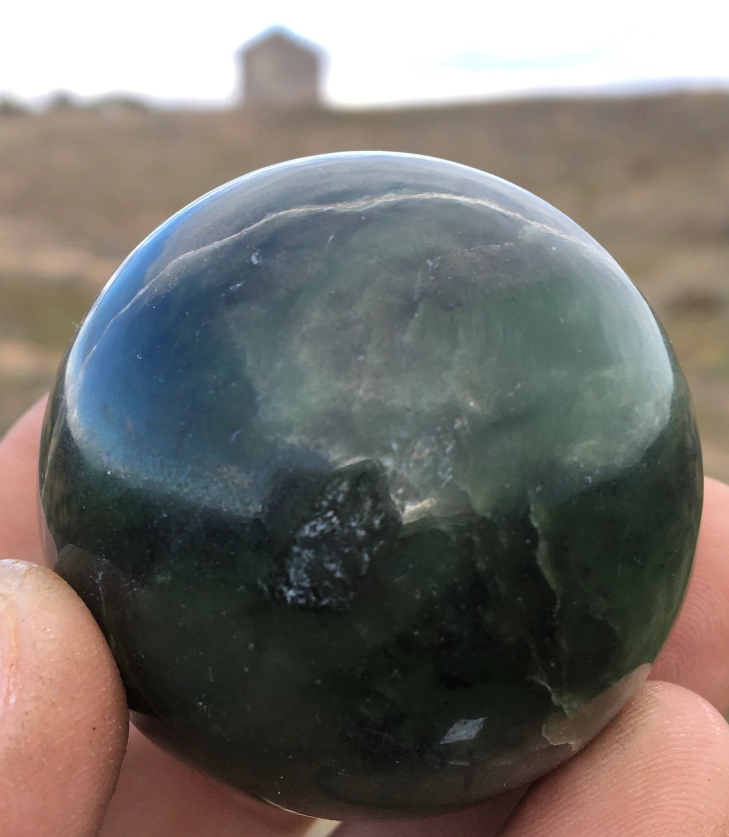 Sphère de Jade néphrite, modèle unique d'environ 50 millimètres, 195 grammes. Superbe pierre, parfait pour la lithothérapie, collection, exposition...!
